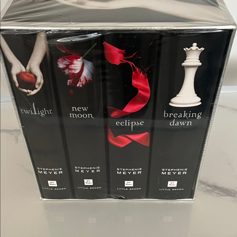 Twilight Saga Box Set by Stephenie Meyer